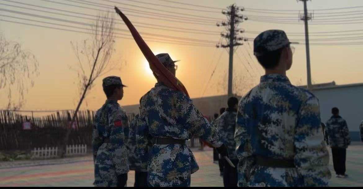 《迎着元旦朝阳，叛逆少年旗动逐光》