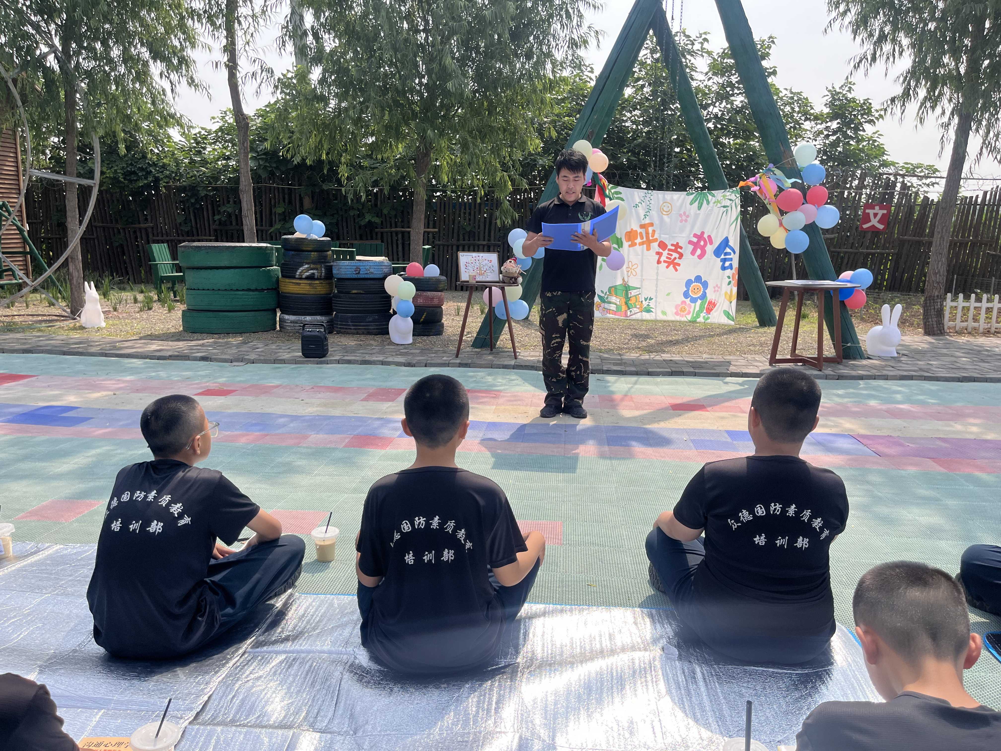 《草坪书页翻动时，成长正悄悄拔节》