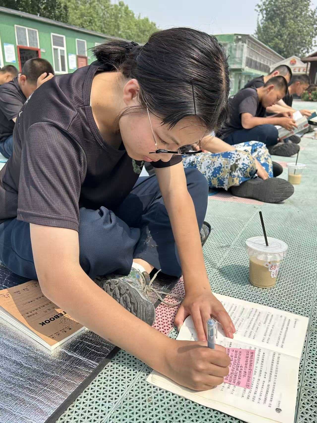 《在风与阳光里，共读一页青春》