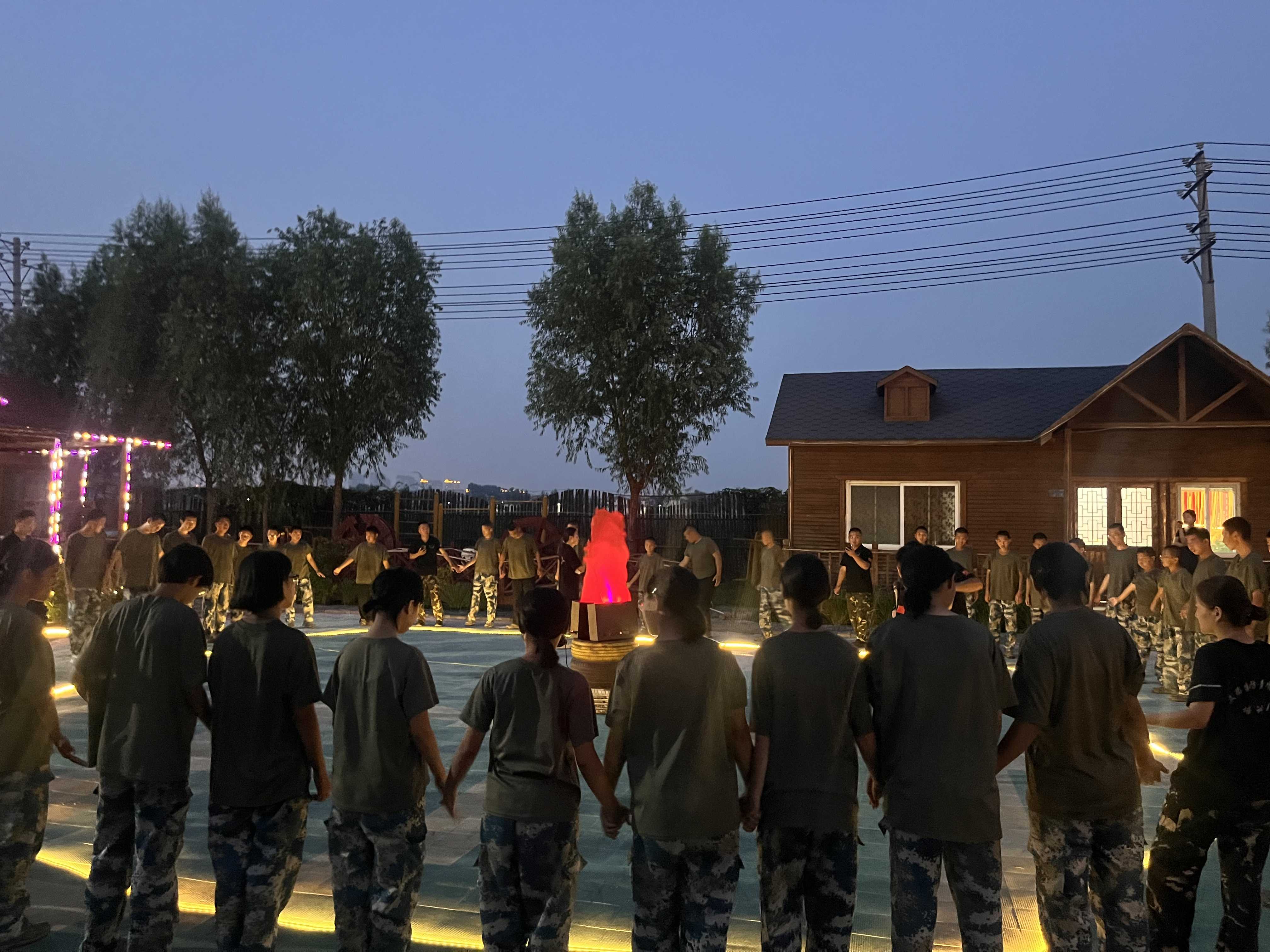 烈焰淬成长，星夜共欢歌——特训学校篝火盛宴