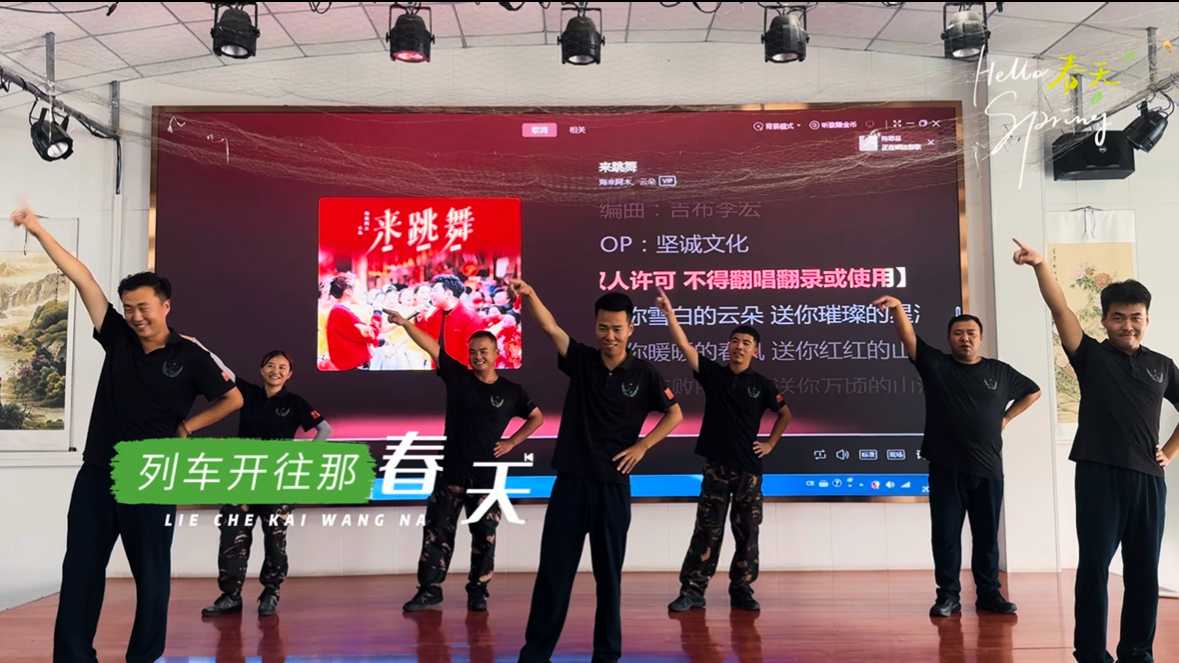 军绿色的浪漫：教官与学生的舞蹈时光